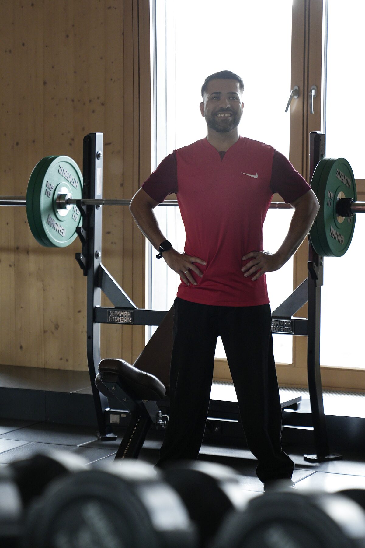 Welington Carvalho im Fitnessstudio vor einer Langhantel